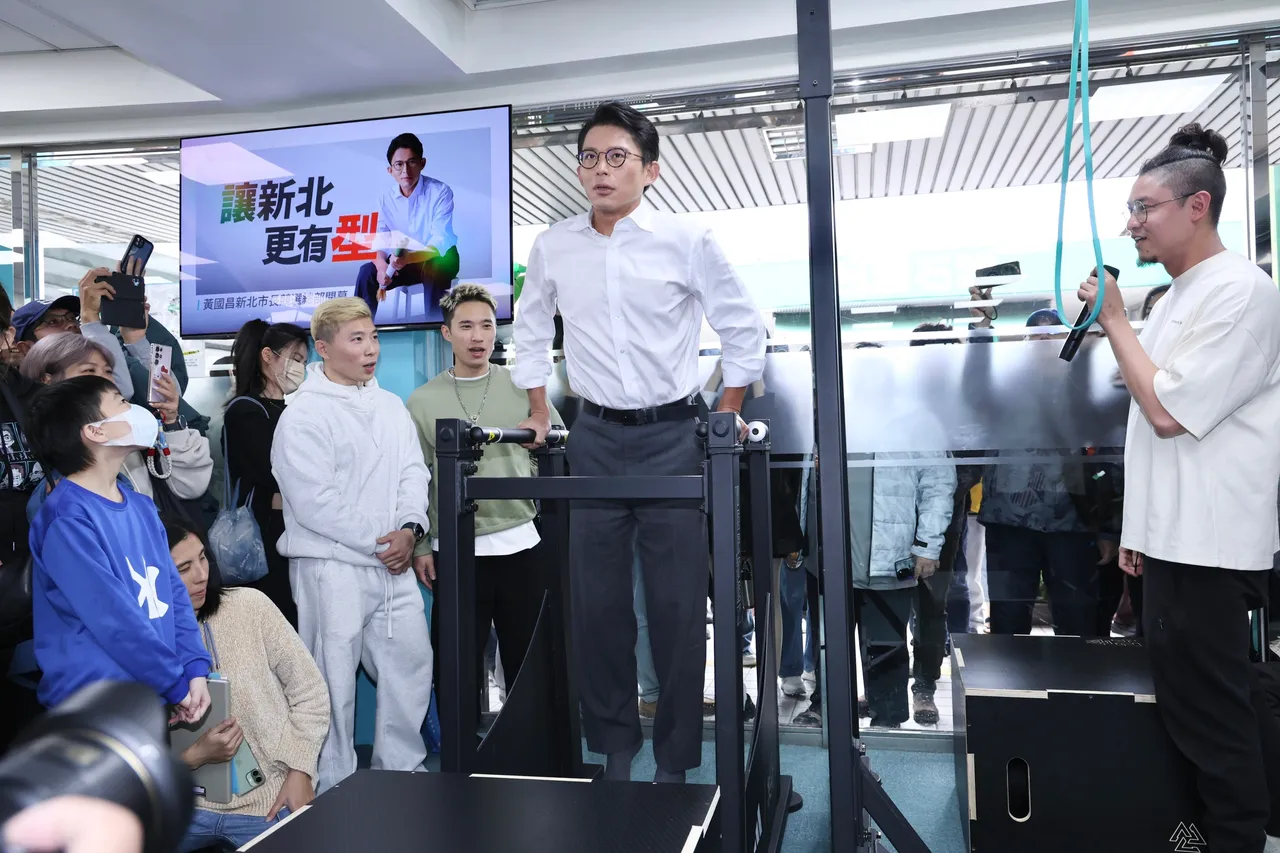 黃國昌新北市長競選總部開幕記者會，黃國昌展示健身成果。莊宗達攝