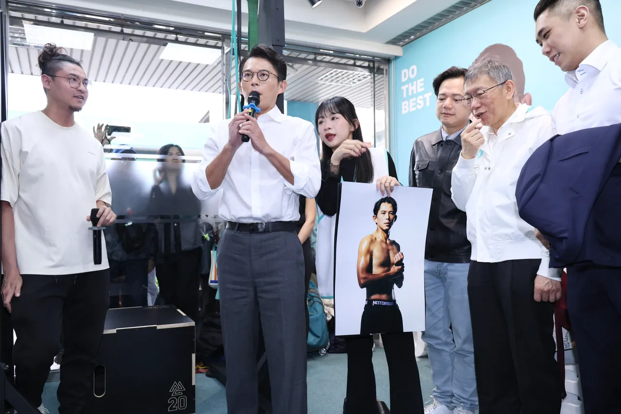 黃國昌新北市長競選總部開幕記者會，黃國昌展示健身成果。莊宗達攝