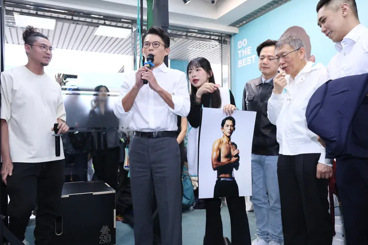 黃國昌新北市長競選總部開幕記者會，黃國昌展示健身成果。莊宗達攝