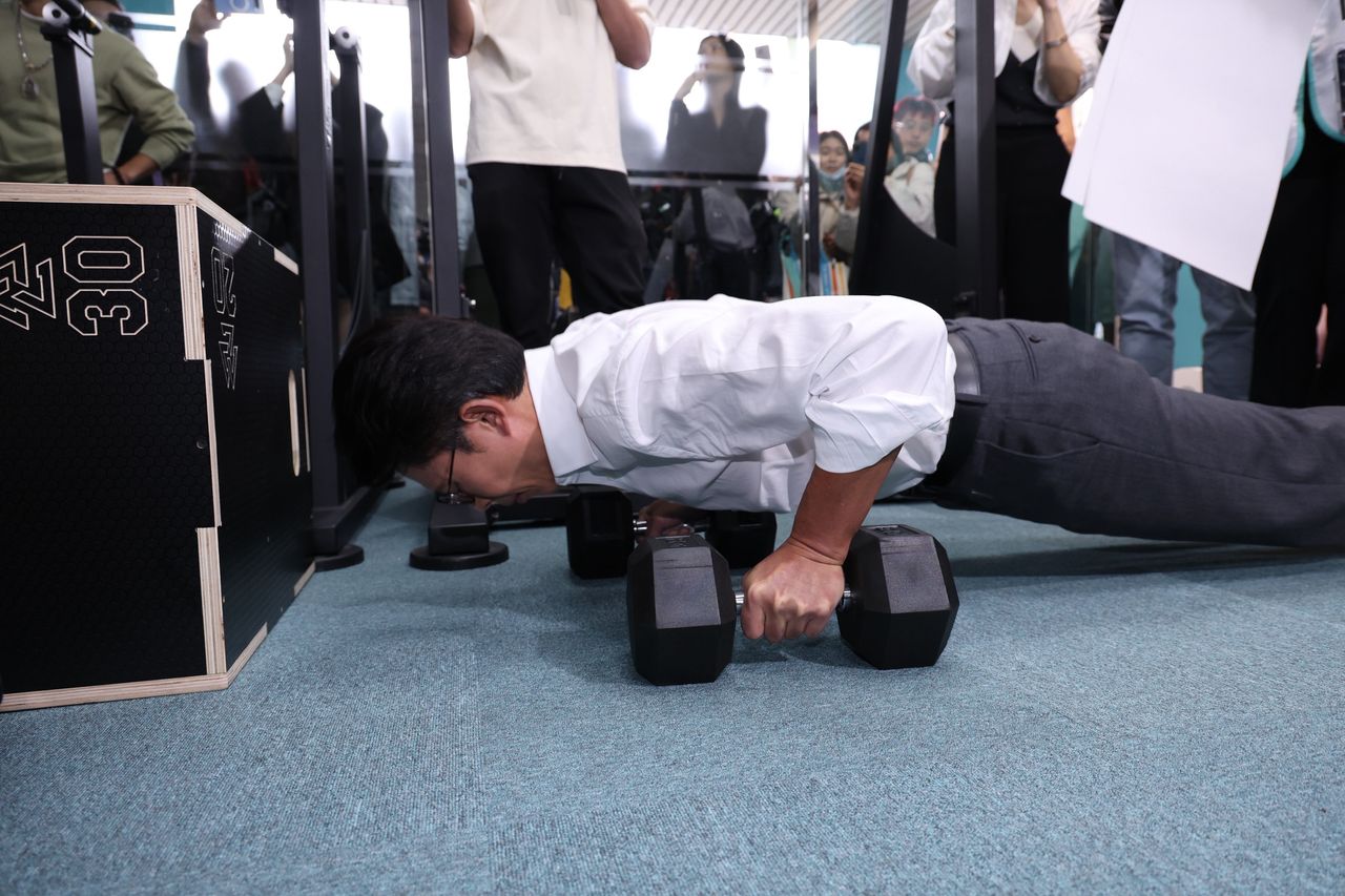 黃國昌秀伏地挺身!新北競總秒變健身房 柯文哲笑喊:羨慕到嫉妒