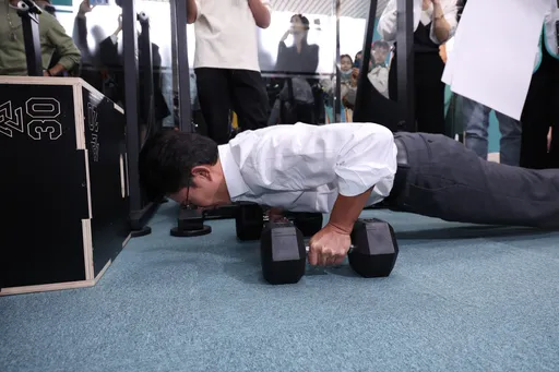 黃國昌秀伏地挺身！新北競總秒變健身房　柯文哲笑喊：羨慕到嫉妒