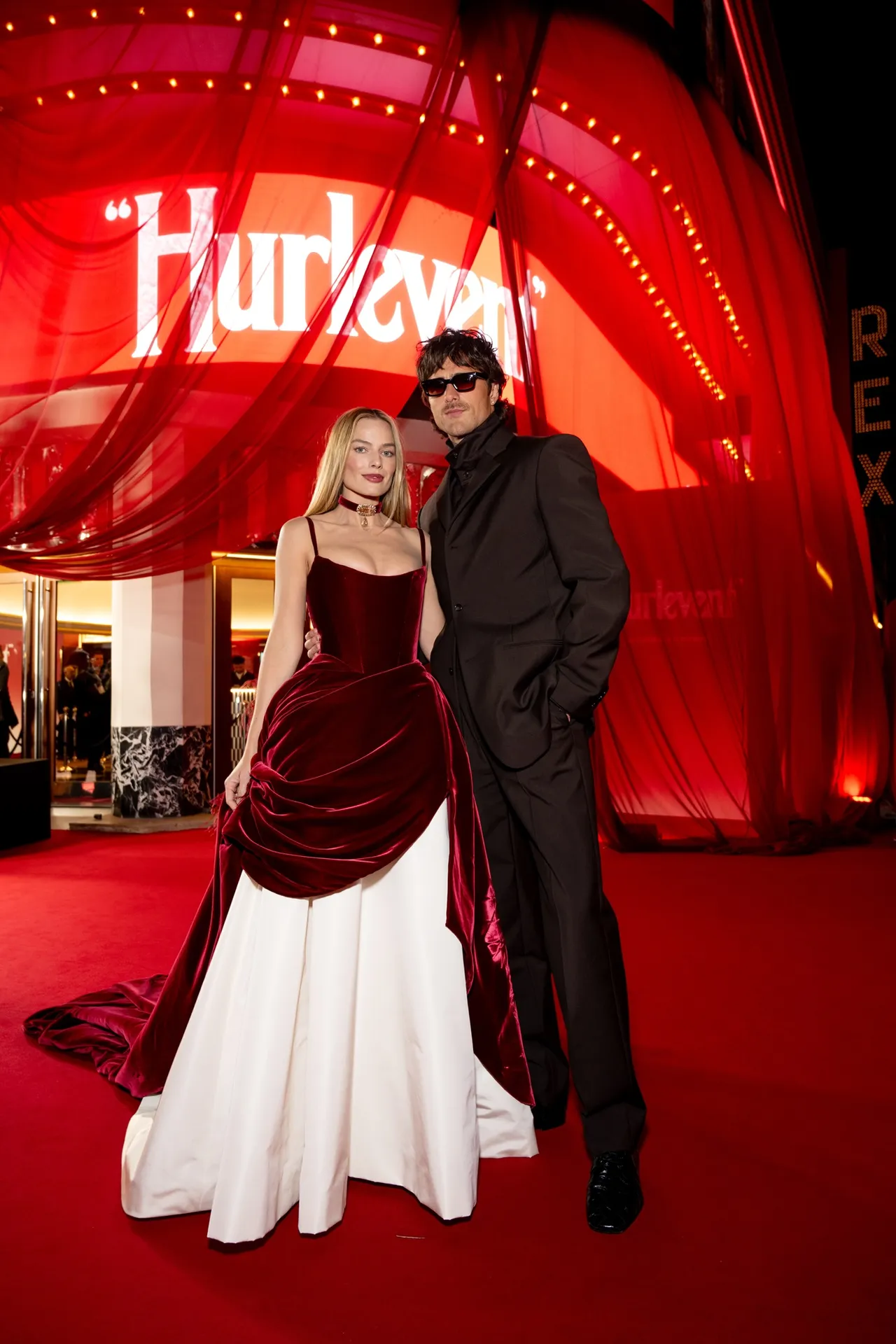 雅各艾洛迪(右)與瑪格羅比出席《咆哮山莊》巴黎首映會。華納兄弟提供