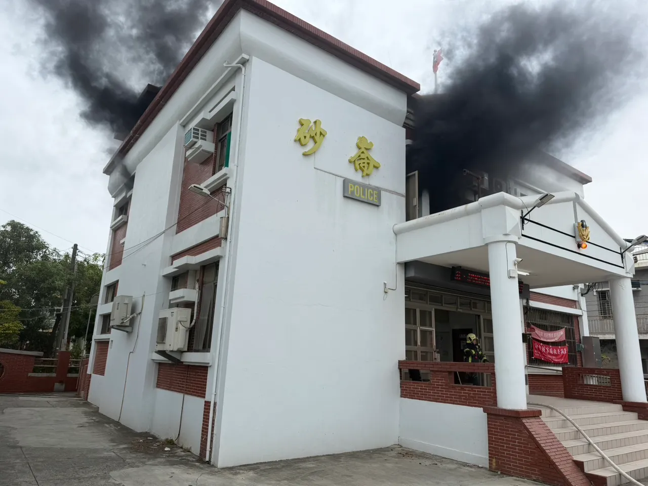 砂崙派出所寢室天花板疑似發生電線走火。翻攝畫面