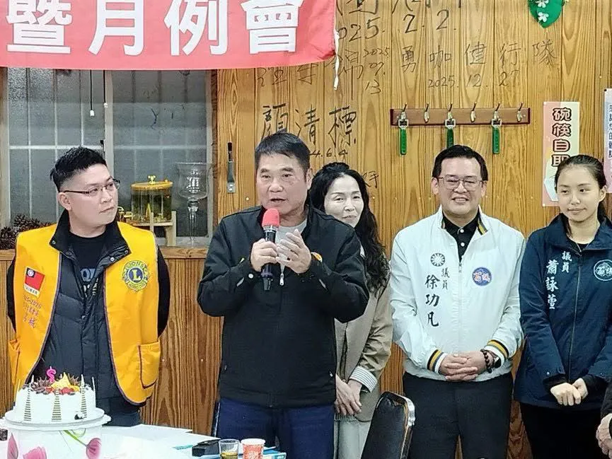 苗栗縣議員徐功凡與苗栗縣長鍾東錦。徐功凡臉書