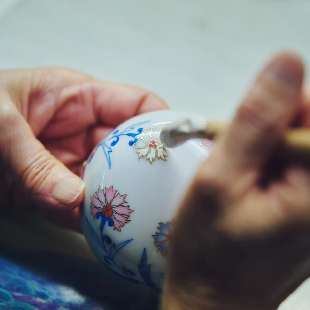 限量作由日本皇室長期指定使用的窯廠辻精磁社與有田燒工坊打造。品牌提供