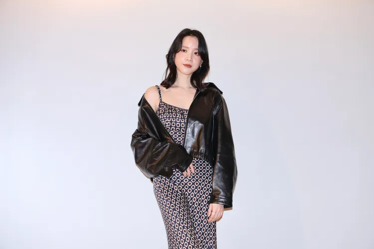 程予希換上雛菊印花長裙大秀曼妙曲線。莊宗達攝