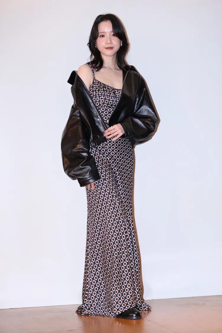 程予希以雛菊印花長裙搭配皮革外套穿出美帥風格。莊宗達攝