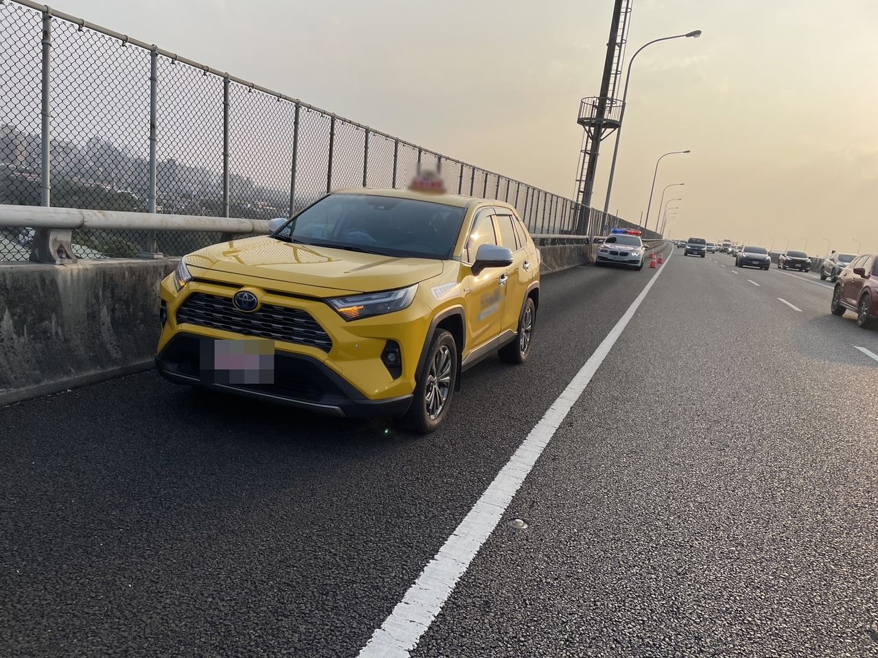 離奇死亡!國1北49.5公里「有人跳橋」 35歲男搭小黃開車翻圍籬送醫不治