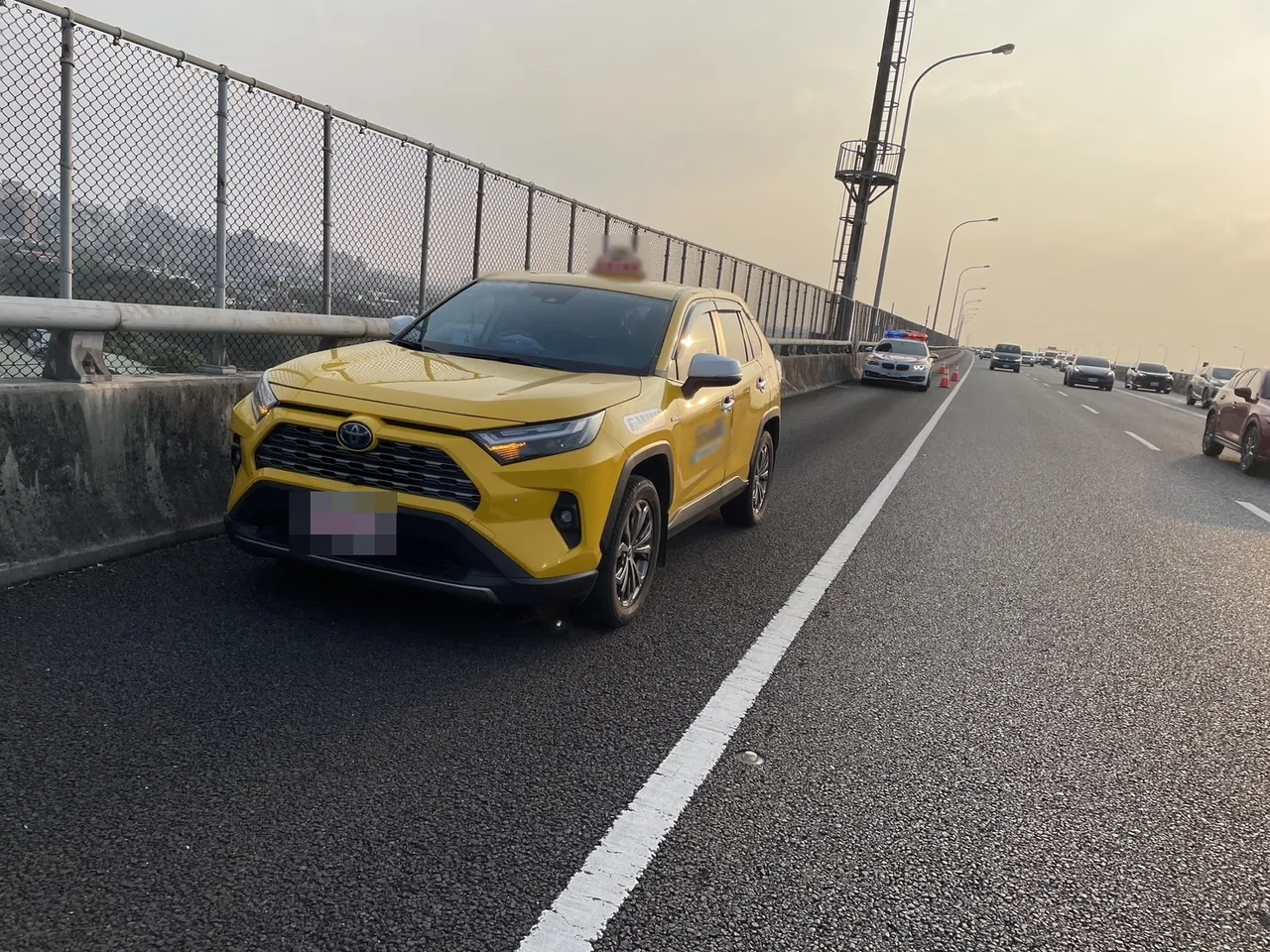 五楊高架出意外！男子搭小黃突暴怒下車　竟翻圍籬跳橋送醫不治