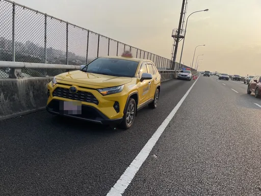 離奇死亡！國1北49.5公里「有人跳橋」　35歲男搭小黃開車翻圍籬送醫不治