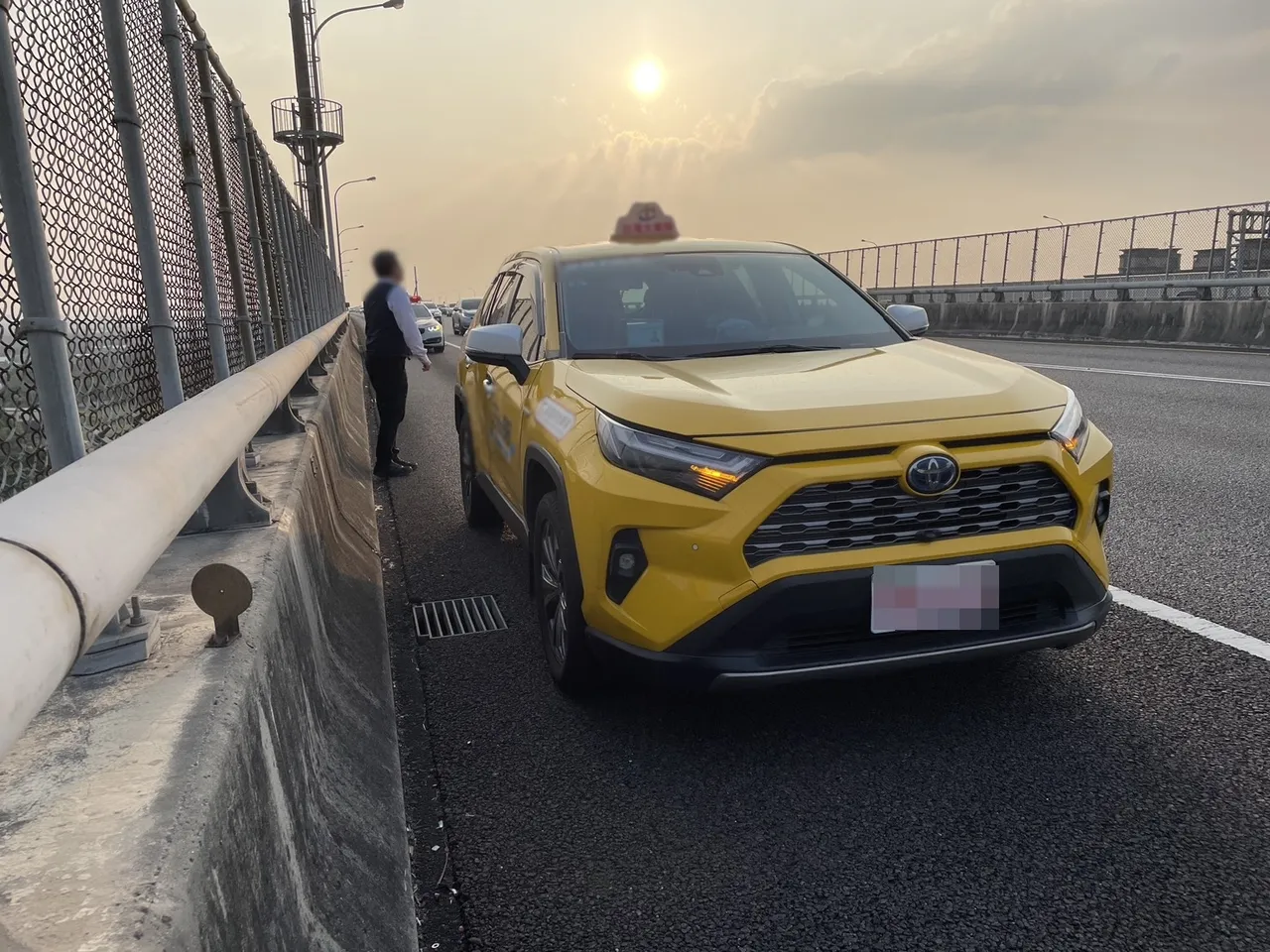 計程車停在路肩，35歲乘客翻閱圍籬墜橋身亡。翻攝畫面