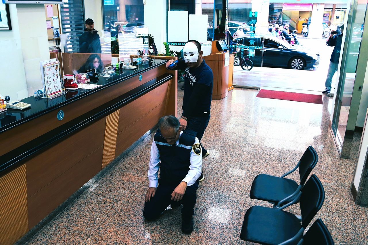 板橋「銀行一條街」驚聞槍響? 50警逼真防搶演練超震撼