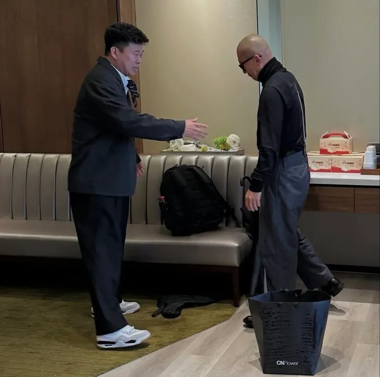 具俊曄（右）見到洪祿基，忍不住哭了。翻攝姜元來IG