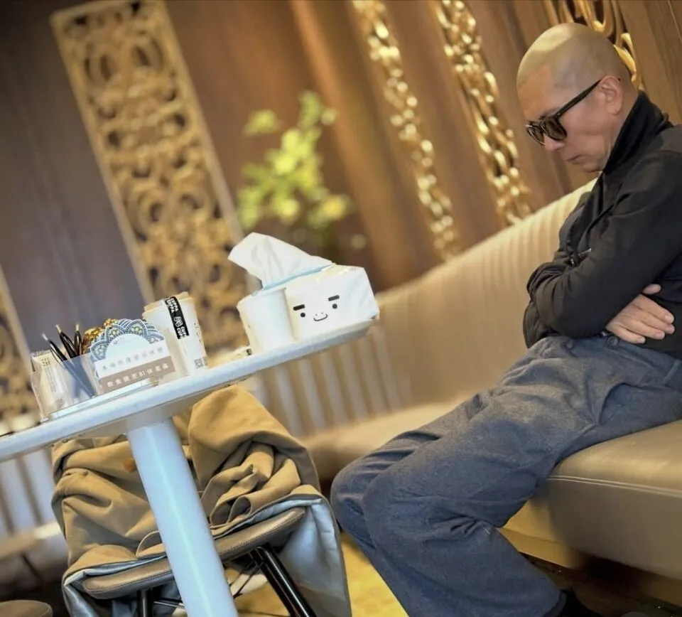 具俊曄在休息室邊聽歌邊落淚。翻攝姜元來IG