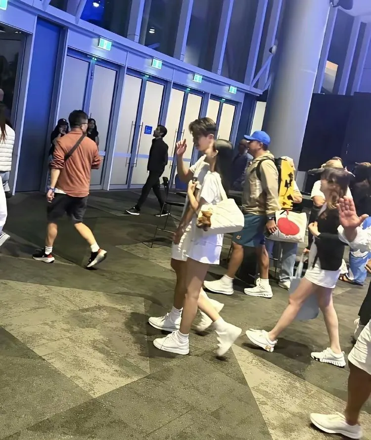 Lily與男伴有說有笑，一起看澳網比賽。翻攝情書撰寫指南微博