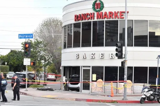 恐怖瞬間曝光！洛杉磯9旬婦駕車撞進華人超市　4台人死傷