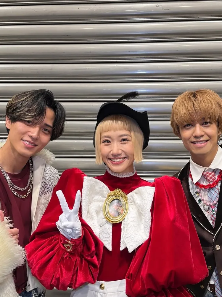 King & Prince與主持人Lulu合影留念。翻攝King & Prince IG