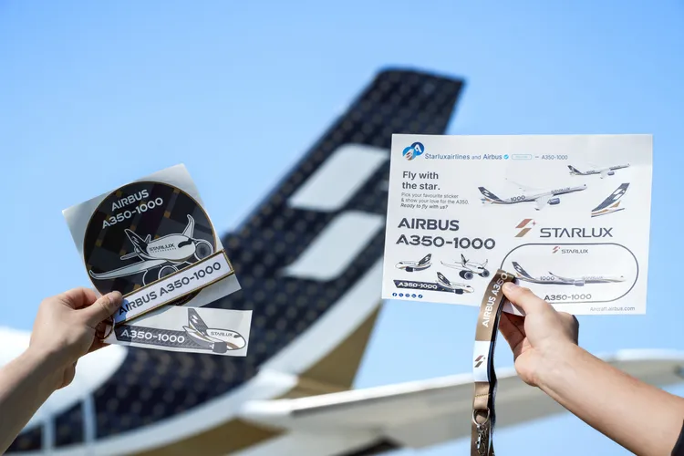 星宇航空也準備首航旅客專屬紀念好禮，包括Airbus 限量飄帶、識別證帶及 A350-1000 紀念貼紙，讓旅客將歷史時刻帶回家收藏。星宇航空提供