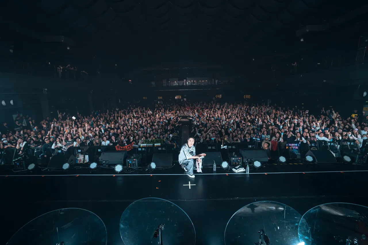 周湯豪廣州站開唱，與粉絲超近距離。環球音樂提供