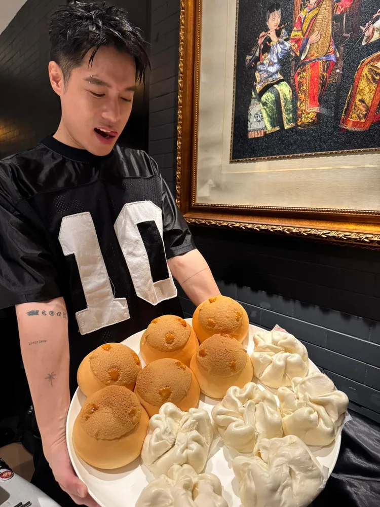 周湯豪趁空檔，品嚐廣州美食。環球音樂提供