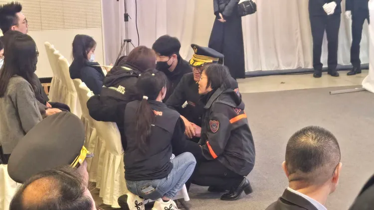 內政部長在儀式舉行前向家屬致意。葉先鵬攝