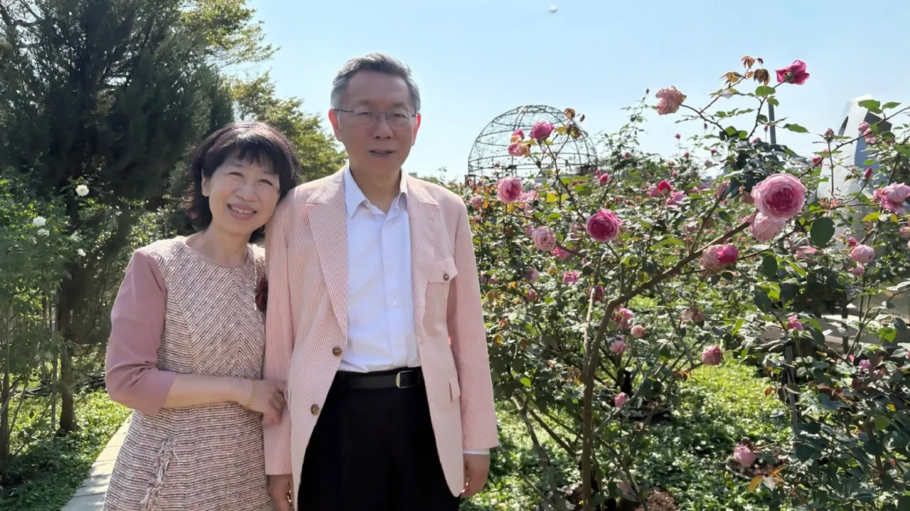 柯文哲與陳佩琪到新生玫瑰園賞花。翻攝自柯文哲IG