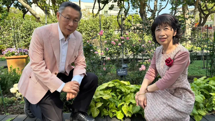 柯文哲與陳佩琪到新生玫瑰園賞花。翻攝自柯文哲IG