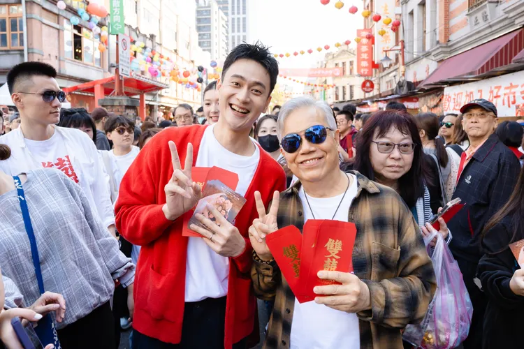 田啟文（右）巧遇粉絲拿出《少林足球》時期的簽名卡請他加簽，讓他又驚又喜。水花電影提供