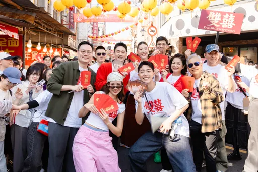 舒華舒華想二刷《雙囍》！港星掃街人氣爆棚　田啟文遇鐵粉珍藏20年簽名卡