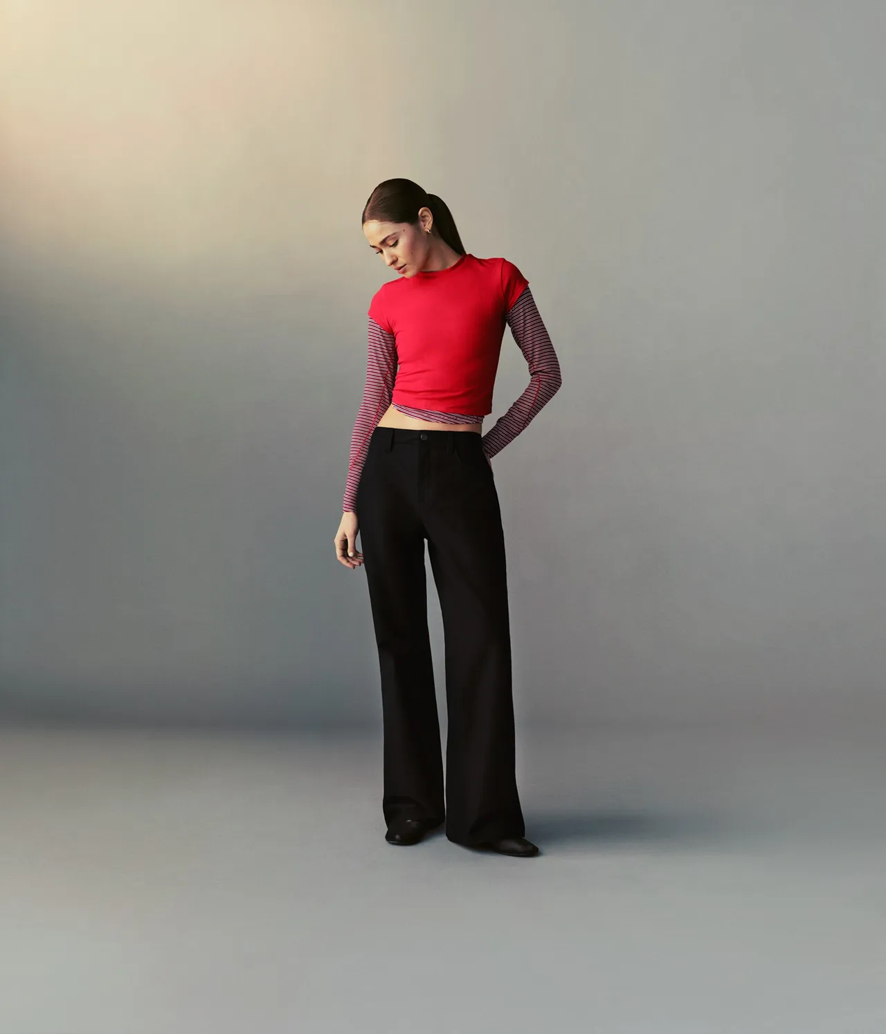 EasyFive™休閒長褲採用Utilitech™科技面料打造，擁有經典丹寧的視覺質感。品牌提供