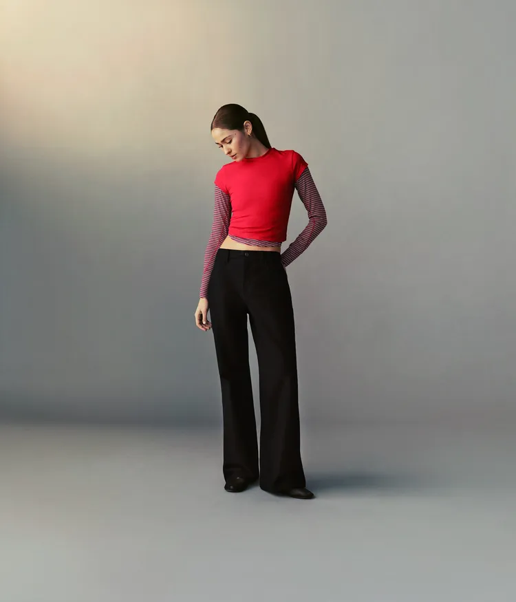 EasyFive™休閒長褲採用Utilitech™科技面料打造，擁有經典丹寧的視覺質感。品牌提供