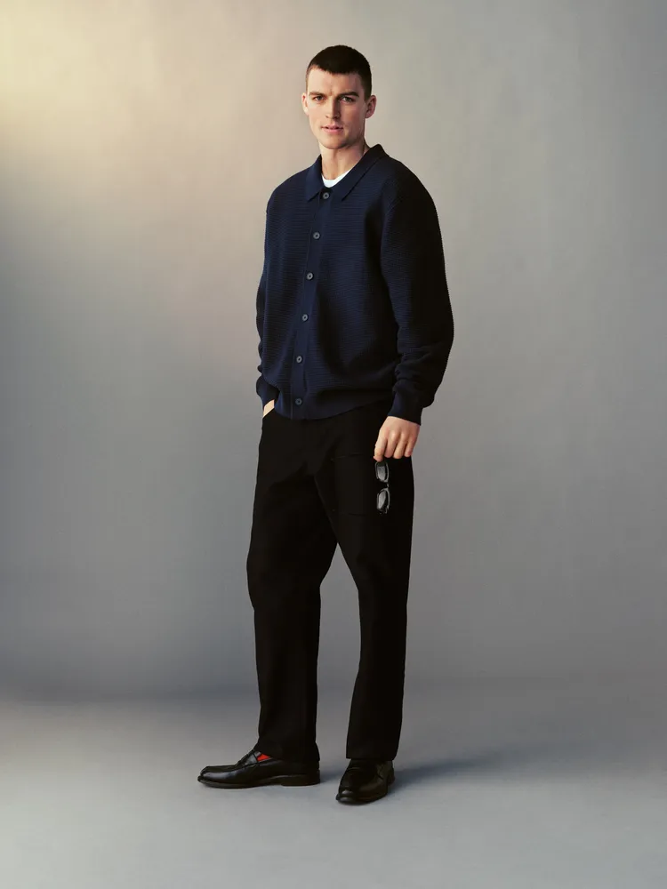 EasyFive™休閒長褲可正式可休閒的風格完美融入日常穿搭。品牌提供