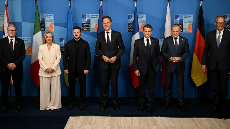 英國首相施凱爾（左一）、義大利總理梅洛尼（左二）、北約秘書長呂特（左四）烏克蘭總統澤連斯基（左三）、法國總統馬克宏（右三）與德國總理梅爾茲（右一），都曾陪同烏克蘭總統澤連斯基共同面見美國總統川普。美聯社資料照