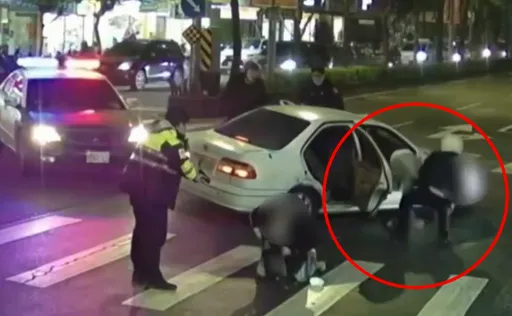 偷車賊拒檢撞警狂逃　永和街頭連開4槍「破窗拖匪下車」炸裂畫面曝