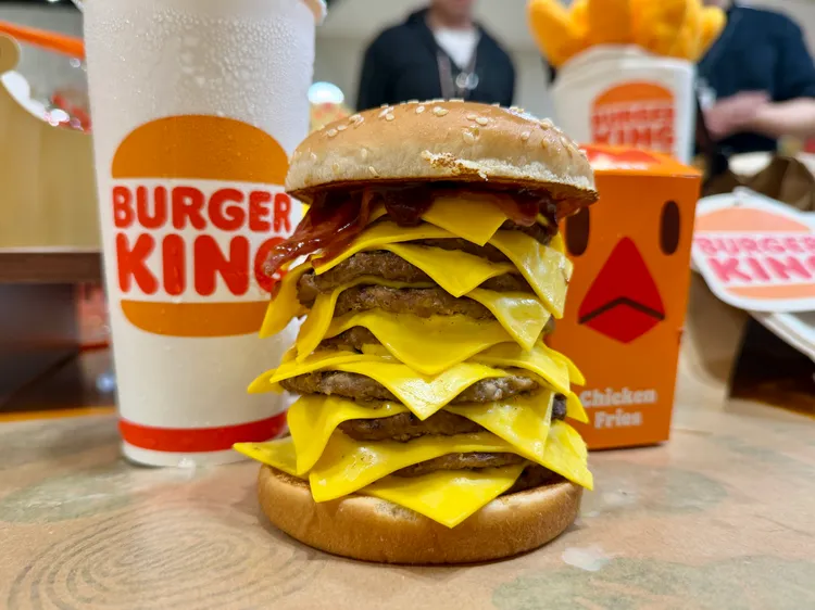 漢堡王今年1月起推出的「犇牛堡」系列，最高可達10層牛肉排引起社群熱議，估提升2、3成業績。莊偉祺攝