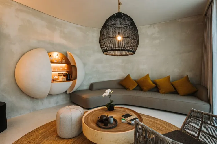 了了礁溪的「平原房」，感受到的是空間上的寬敞，更在落地窗前佈置了柔軟舒適的沙發座椅，讓旅客在此分享溫馨的假期時光。雲品國際提供