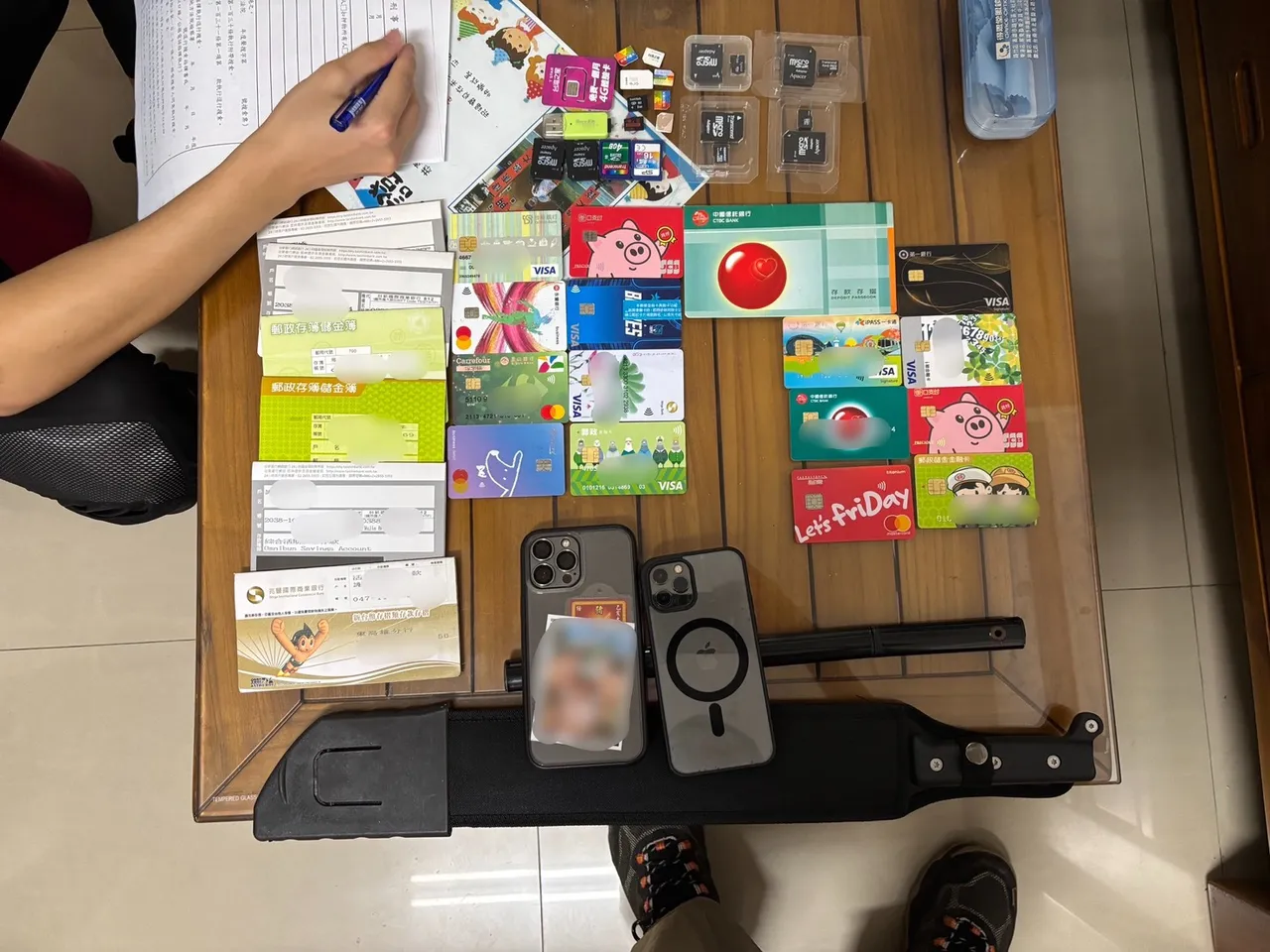 警方查扣相關證物。翻攝畫面