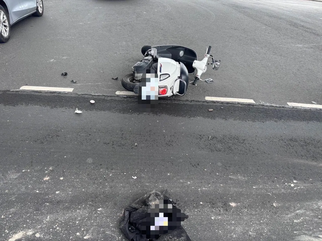 新北八里死亡車禍！20多歲女騎士遭砂石車撞斃