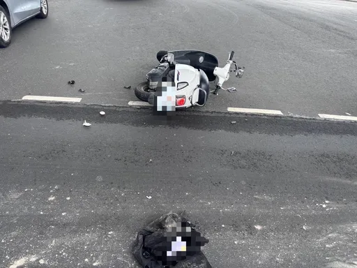 新北八里死亡車禍！20多歲女騎士遭砂石車撞斃