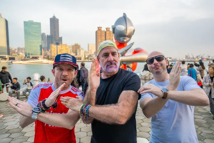 外國朋友也前來朝聖。高市府提供