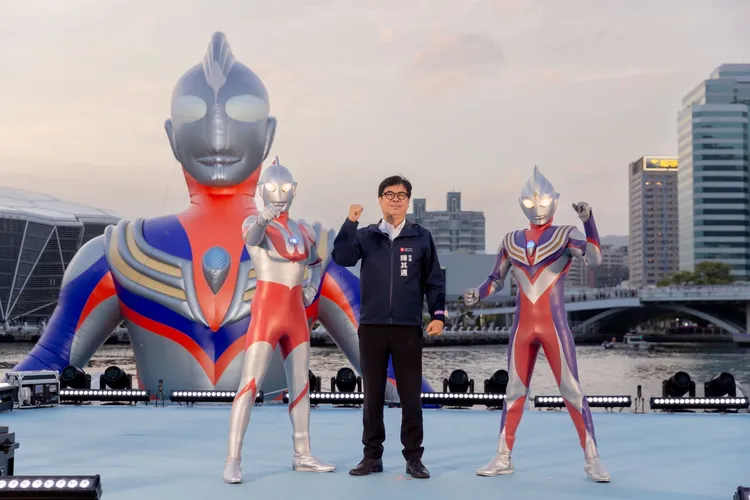 兩座15公尺高的超人力霸王，分別是初代、迪卡兩個人氣角色。高市府提供