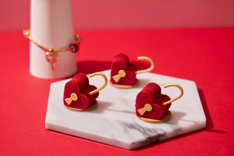 「Pandora蜜桃馬卡龍」外殼香酥、內餡果香滿盈，法式經典一口難忘，搭配Pandora品牌巧克力，增添輕奢質感。台北寒舍艾美酒店提供