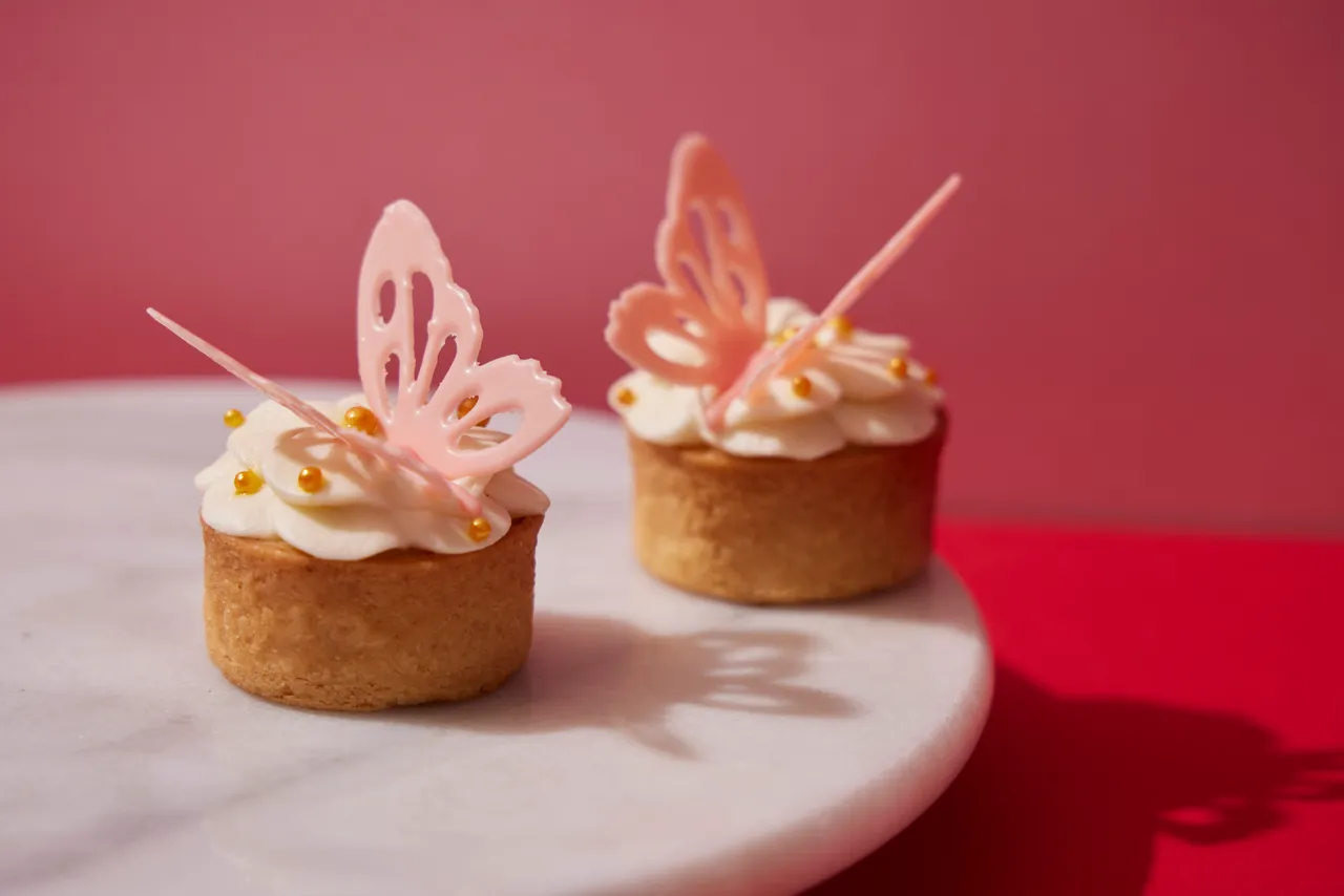 「幻彩蝶舞檸檬塔」以酥鬆塔皮搭配滑順檸檬卡士達，酸甜輕爽，並以優雅蝴蝶造型點綴，為甜點增添夢幻視覺。台北寒舍艾美酒店提供