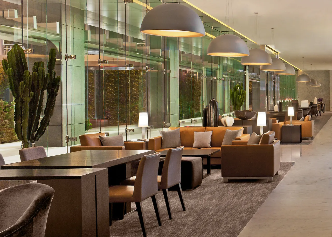 台北寒舍艾美酒店北緯二十五每日限量供應雙人下午茶，供應時段為下午兩點至六點。坐擁大面積落地窗景，灑落的都會光影交織出專屬午後的時尚氛圍。台北寒舍艾美酒店提供