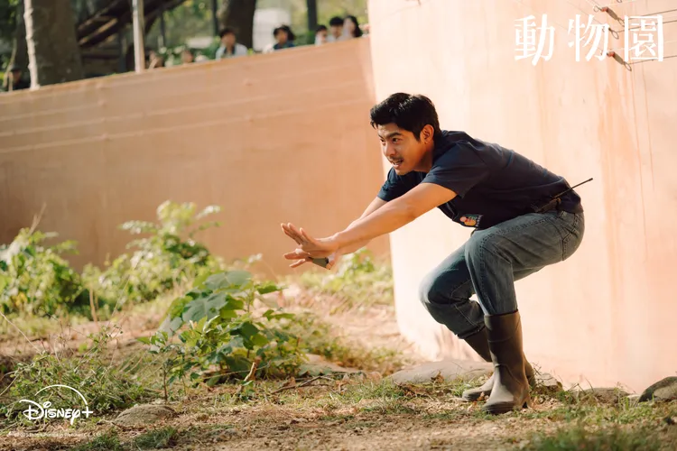 王柏傑上演驚險的「人熊對峙」。Disney+ 提供