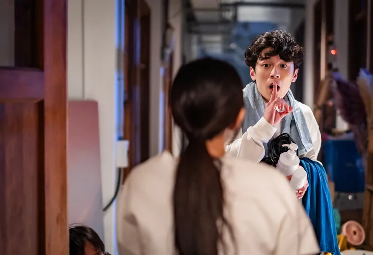 顏廷儒在片場開拍第一場戲就和邵雨薇對戲，心情相當緊張。風暴國際提供