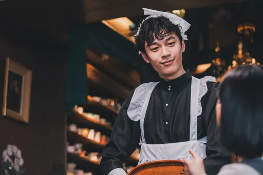 鮮肉男星女僕裝耍美　見女神太緊張狂NG