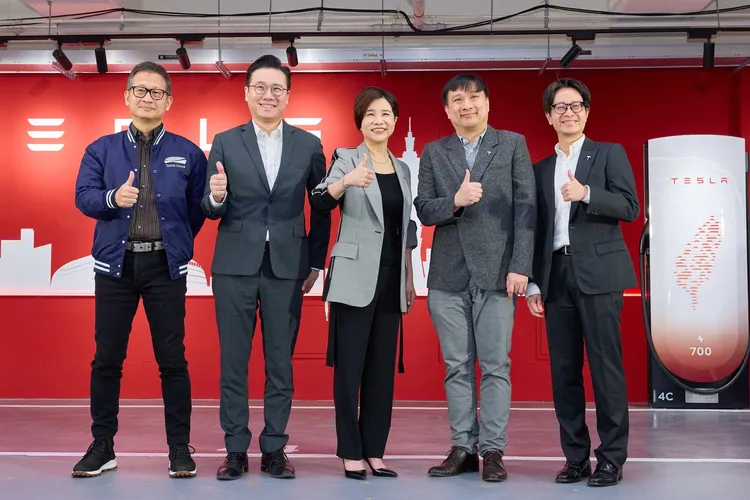 Tesla啟用全台最大「台北大巨蛋」 V4第四代超級充電站，圖左至右依序為遠雄巨蛋總經理、遠雄集團永續長、Tesla台灣總經理、Tesla充電事業發展經理、Tesla政府關係經理。業者提供
