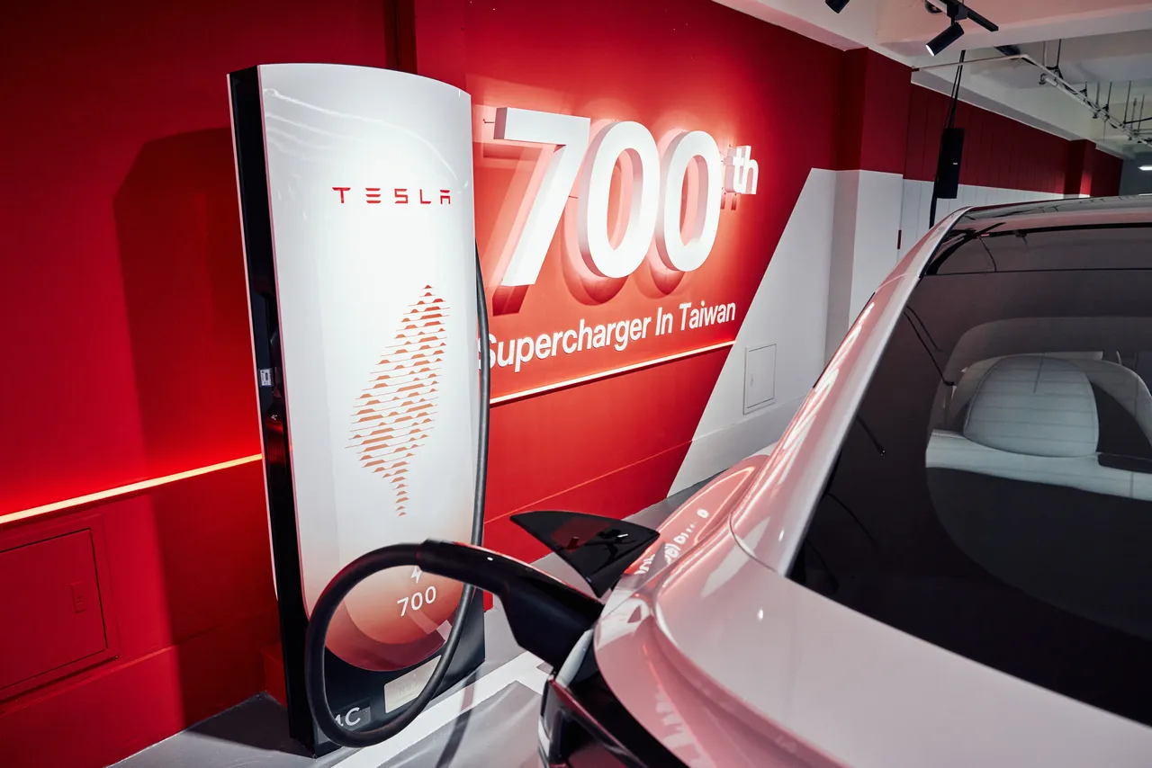 台灣第700支特別款超級充電座亮相，以連綿的山脈等高線意象搭配第700座金屬銘牌，代表Tesla在台持續建構完整充電網絡的承諾。業者提供