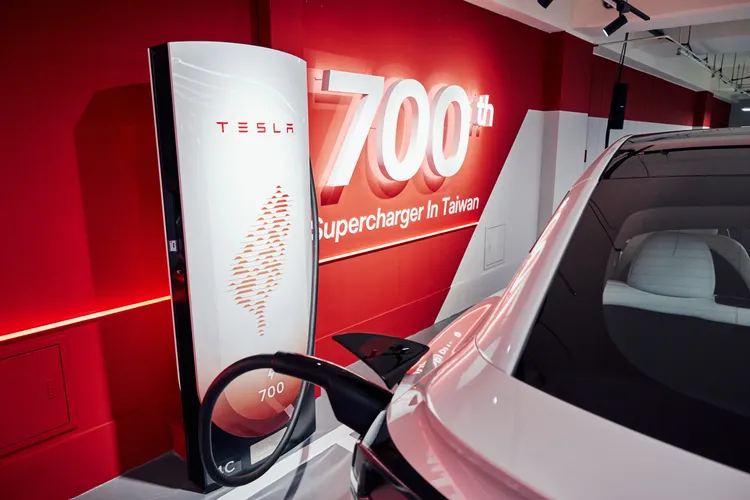 台灣第700支特別款超級充電座亮相，以連綿的山脈等高線意象搭配第700座金屬銘牌，代表Tesla在台持續建構完整充電網絡的承諾。業者提供